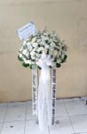 Standing Flower Duka Cita – Putih Elegan dan Sederhana