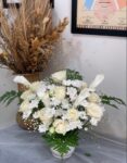 Bunga Meja Putih Klasik – Rangkaian Elegan & Damai