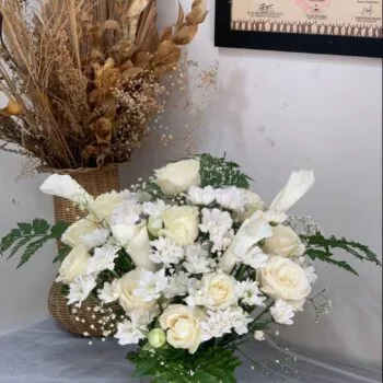 Bunga Meja Putih Klasik – Rangkaian Elegan & Damai