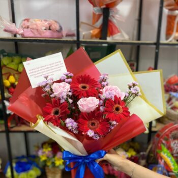 Buket Gerbera & Mawar Pink – Merah Ceria Penuh Arti