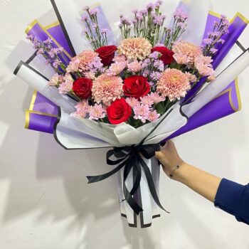 Buket Mawar Merah & Krisan Pink – Anggun & Ceria