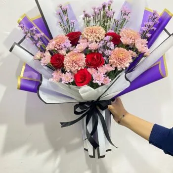 Buket Mawar Merah & Krisan Pink – Anggun & Ceria