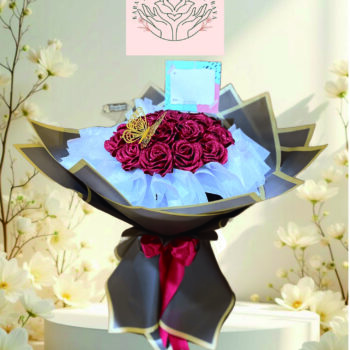 Buket Mawar Merah Cinta Elegan Hitam Emas