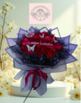 Buket Mawar Graduation Merah Hitam-Ungu Elegan