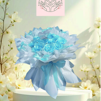 Buket Mawar Biru Pastel Putih dengan Aksen Kupu-Kupu