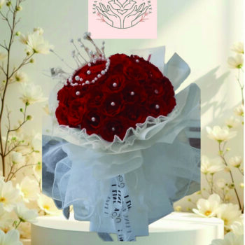 Buket Mawar Merah Queen Style – Mahkota & Mutiara Elegan
