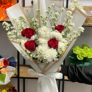 Hand Bouquet Mawar Merah & Krisan Putih Elegan