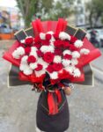 Hand Bouquet Mawar Merah & Krisan Putih Premium